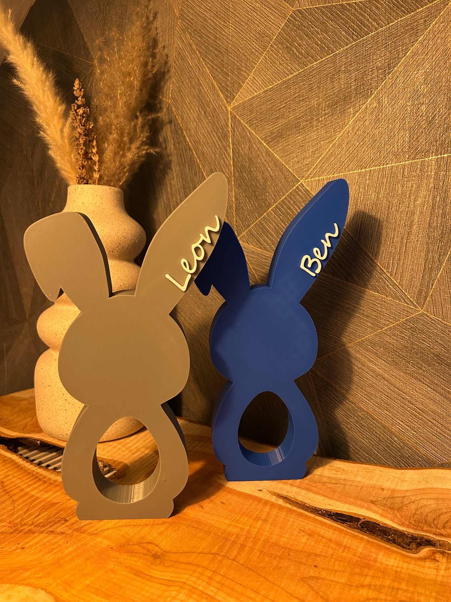 Personalisierbarer Ü-Ei Halter - moderne Hasenfigur